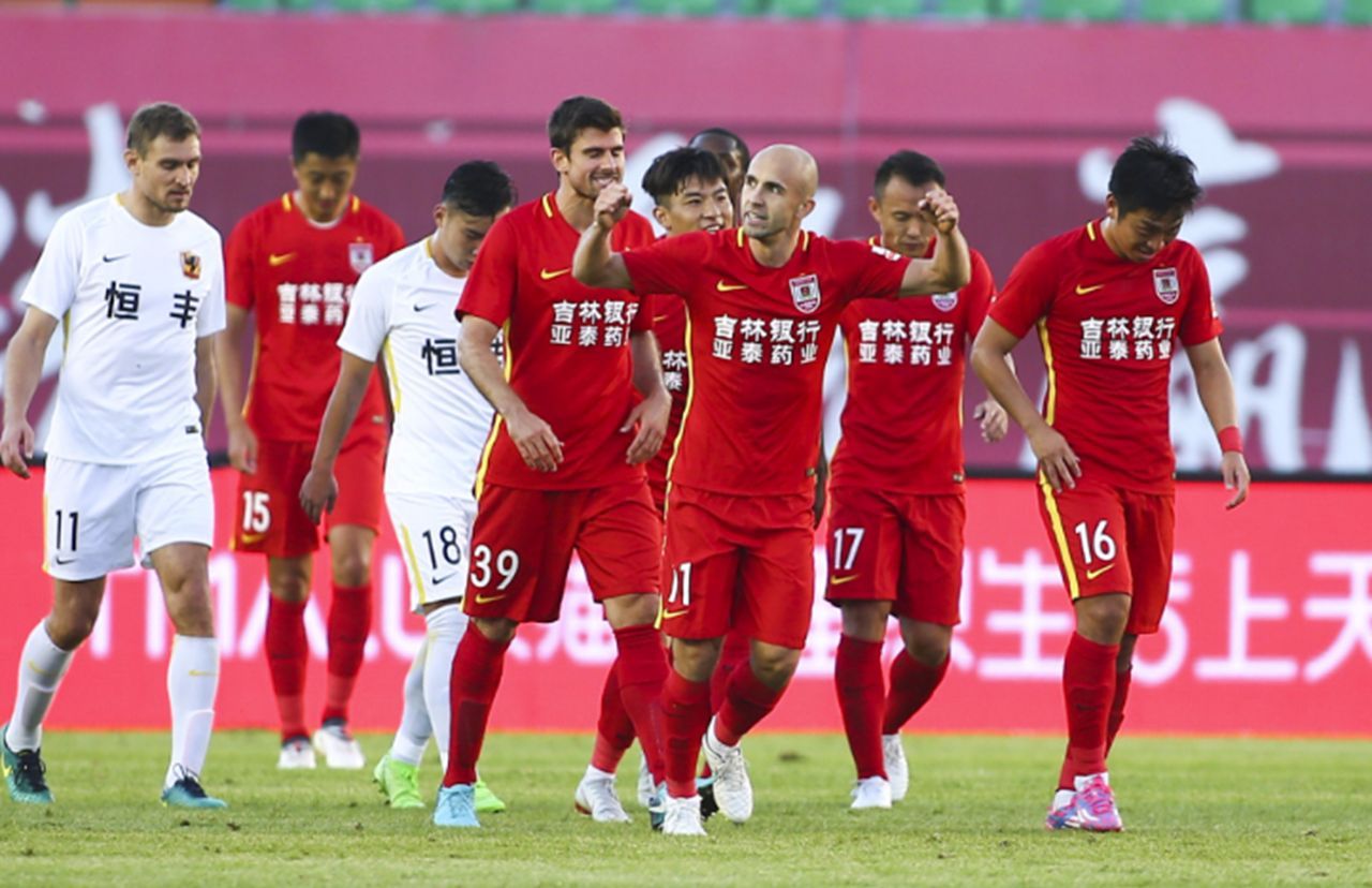 河南建业客场大胜天津天海，领跑中超积分榜的简单介绍