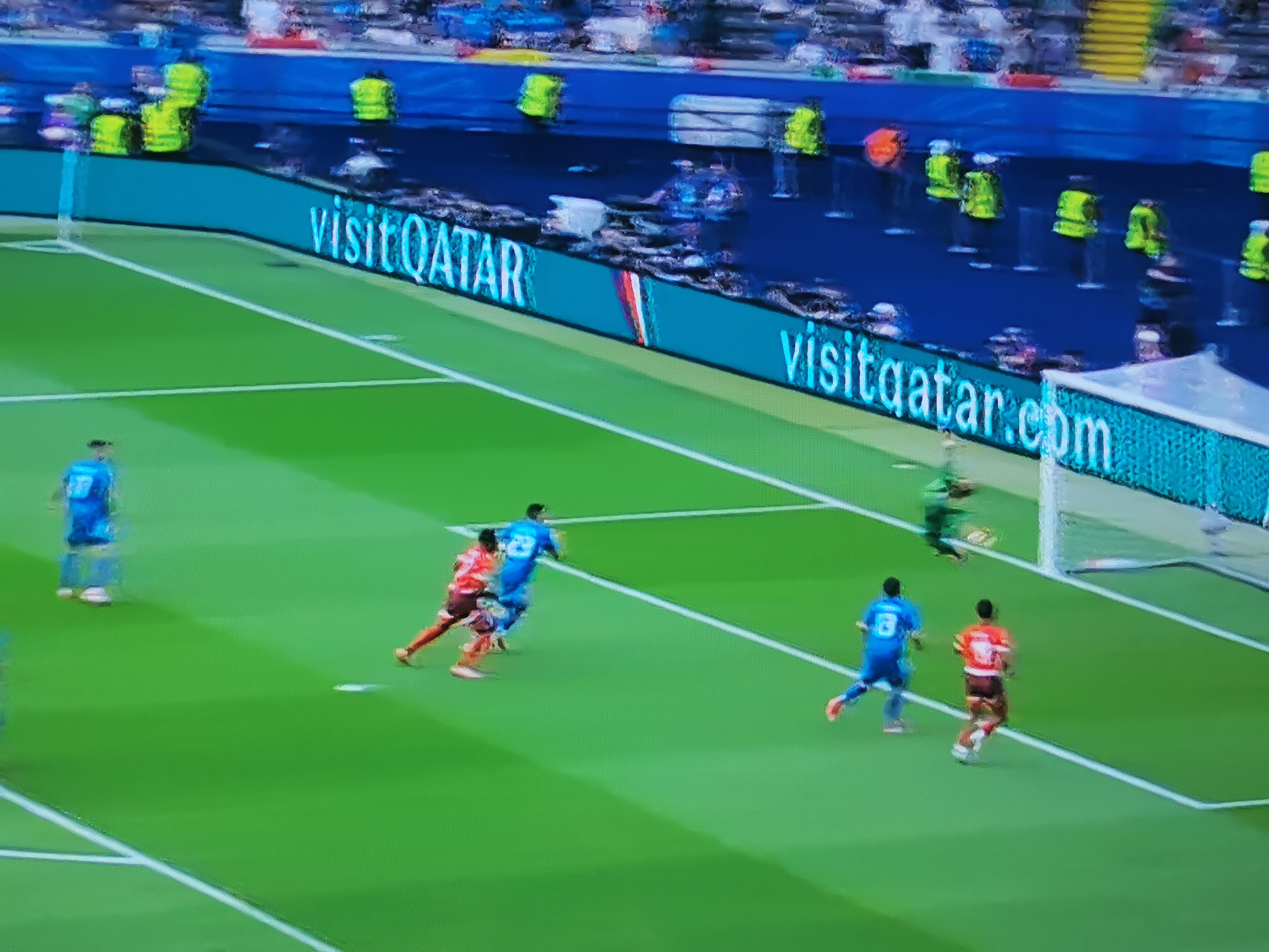 包含瑞士击败意大利夺得小组第一晋级淘汰赛的词条