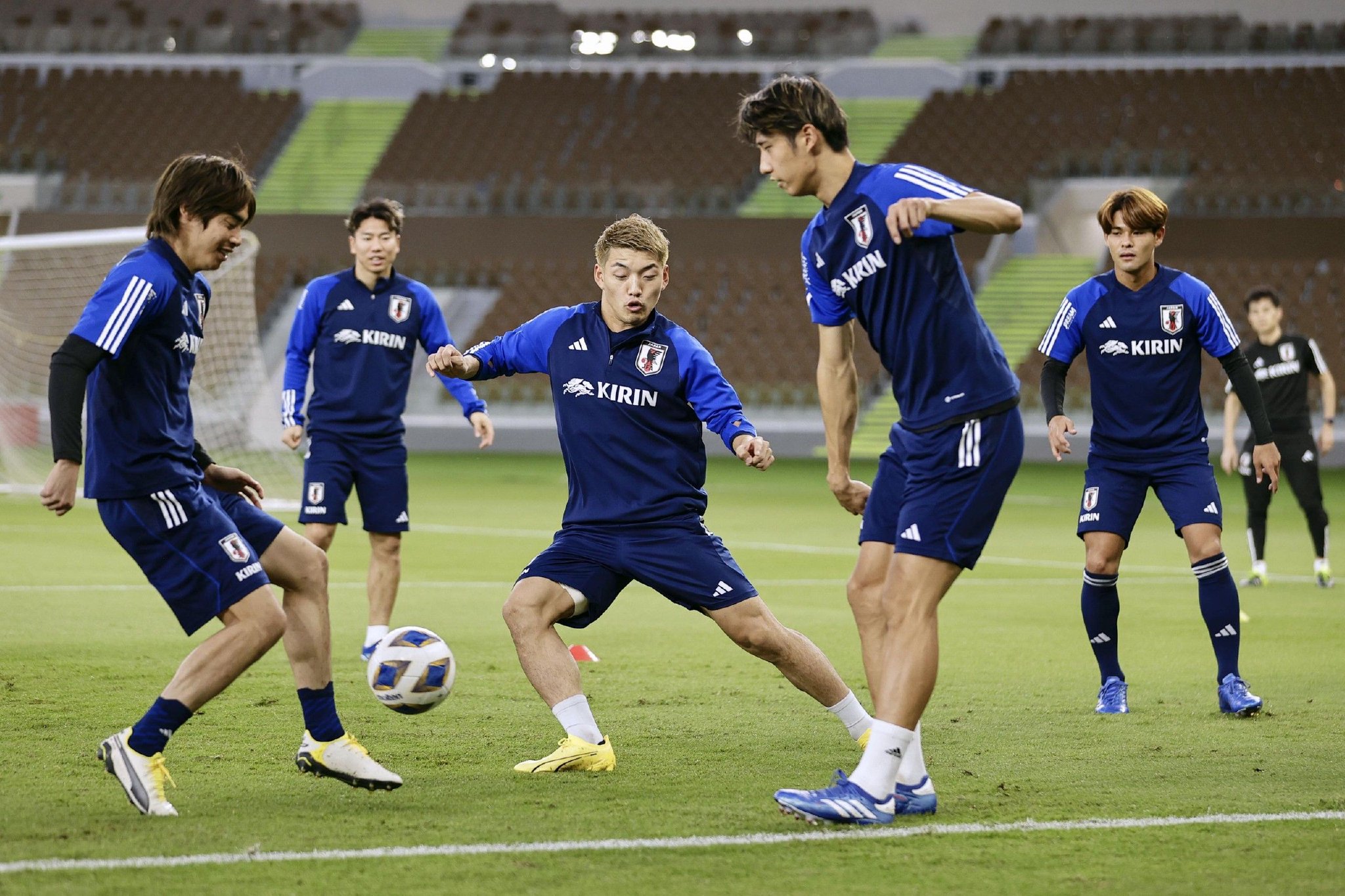 包含日本足球队在比赛中逆转胜利，成为强劲对手的词条