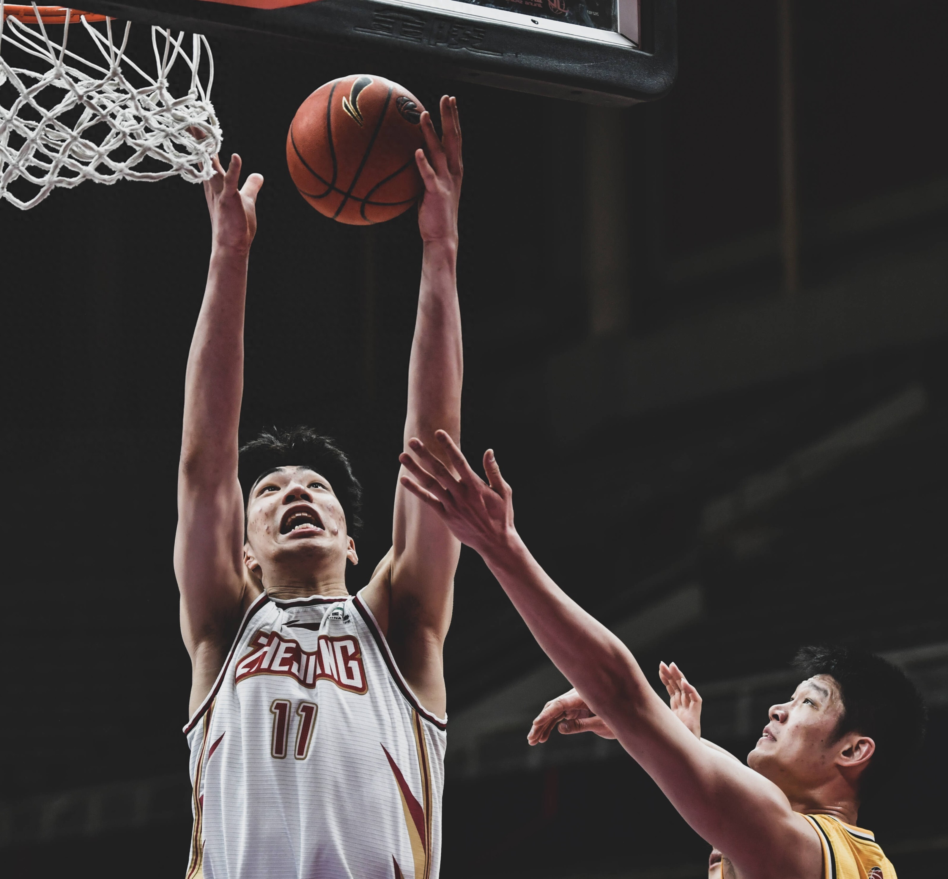 CBA球员技艺精湛，赛场上的精彩瞬间感动全场的简单介绍