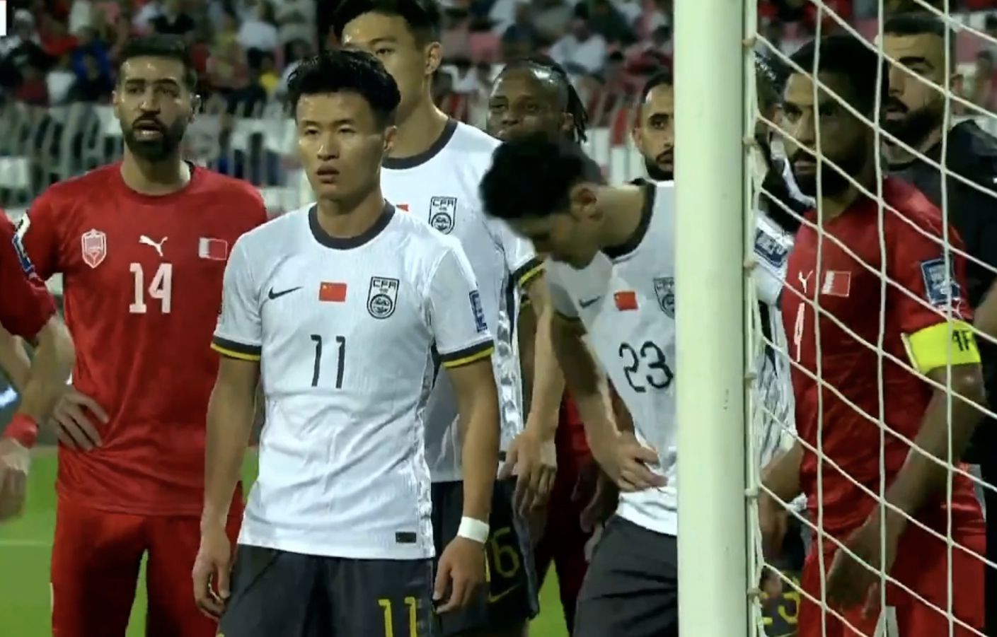 开云体育在线-球队与对手实力对比，激烈争夺球场优势