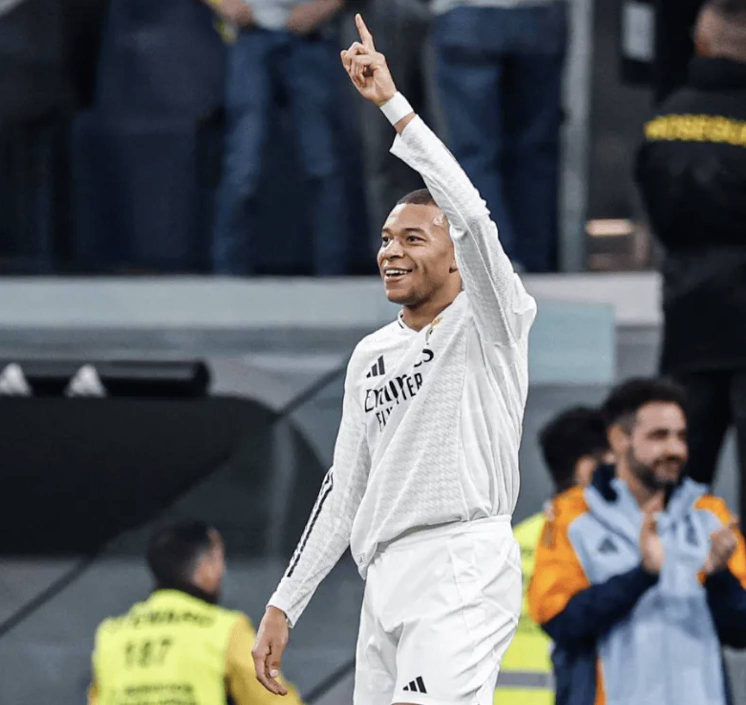 关于多特蒙德逆转利物浦，挺进欧国联决赛的信息