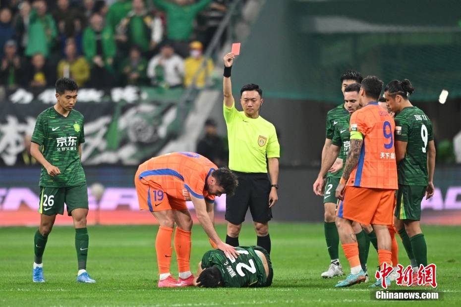 开云官网-国安球员被红牌罚下，球队不利局面的简单介绍