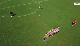 开云体育-球员罢赛抗议，足球界陷入混乱