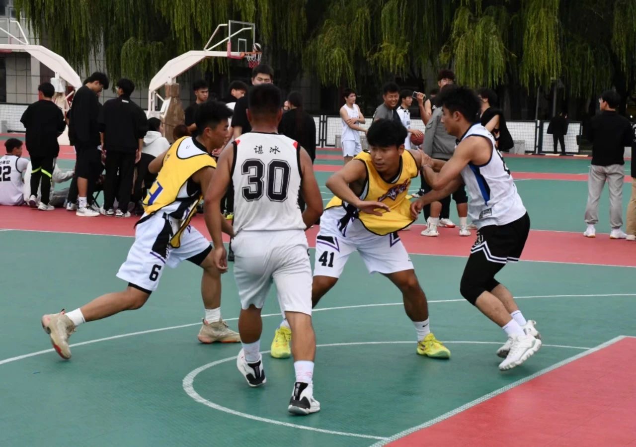 篮球赛事成为球迷热门话题，扣人心弦精彩纷呈