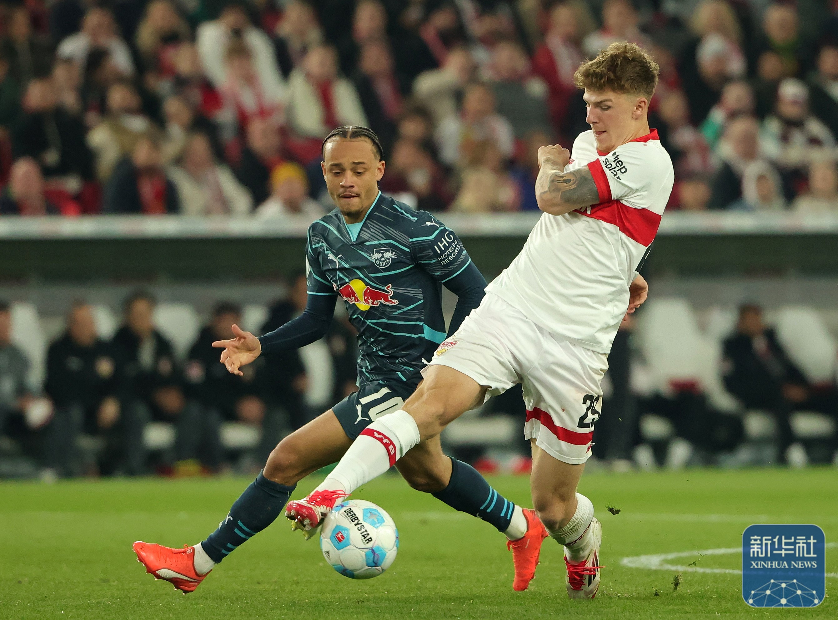 德国球队在紧张对决中夺得胜利，晋级