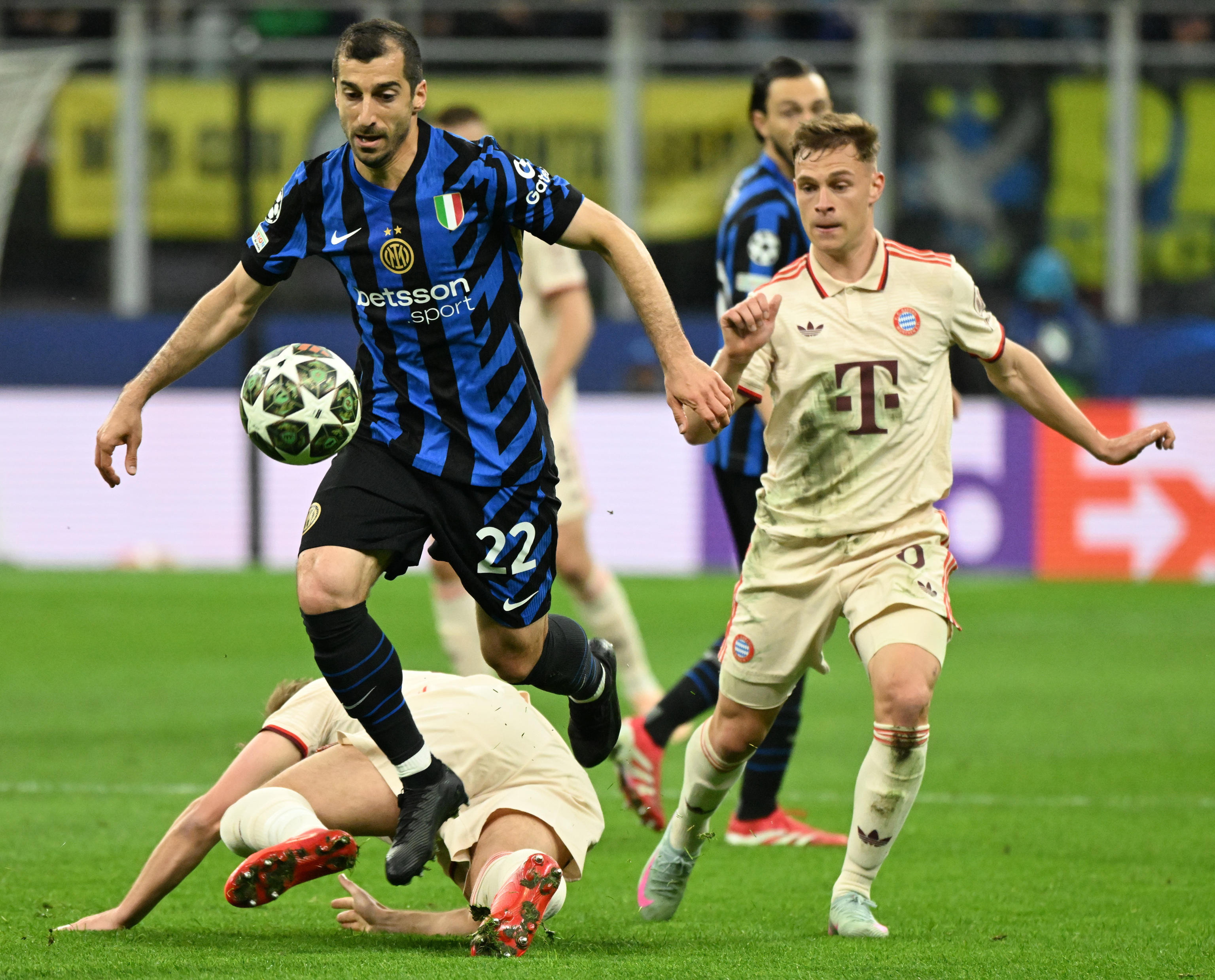 国际足球盛事上演激烈角逐，场场精彩纷呈的简单介绍