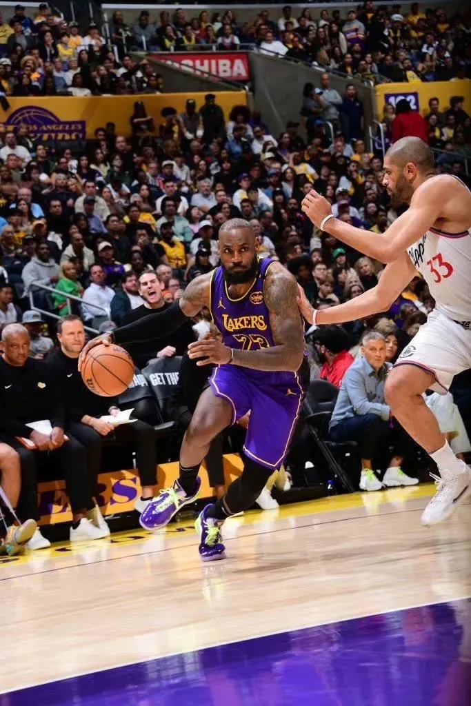 詹姆斯领军获胜，火力全开！