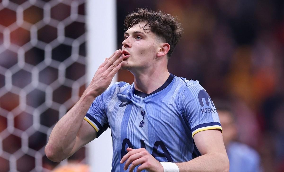 开云体育在线-新晋足球明星在场上狂飙，表现抢眼