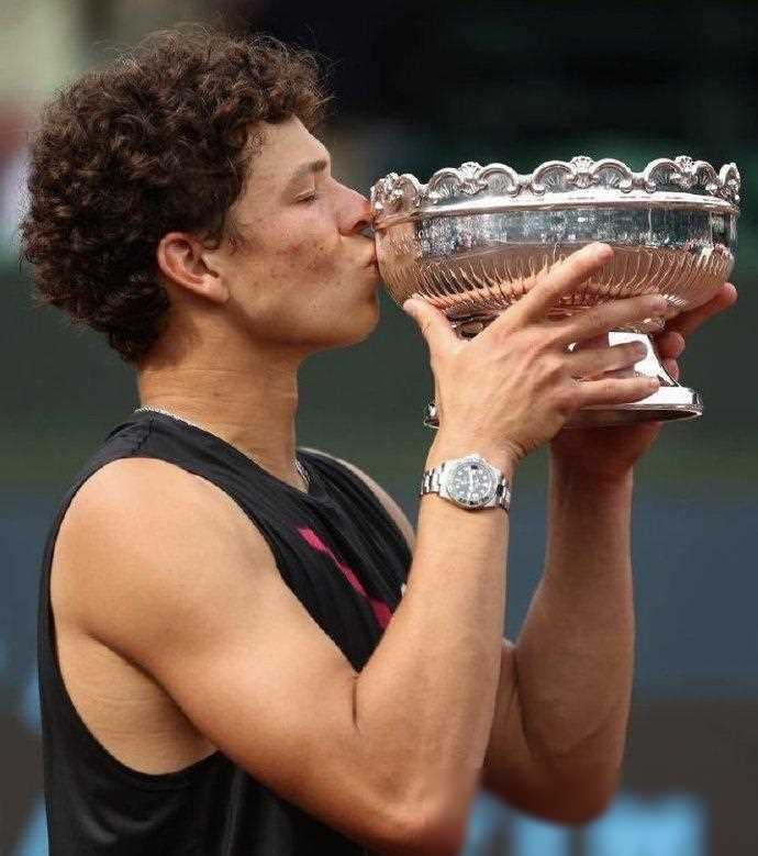 顶尖球员争夺胜利，比赛中的精彩瞬间令人惊叹