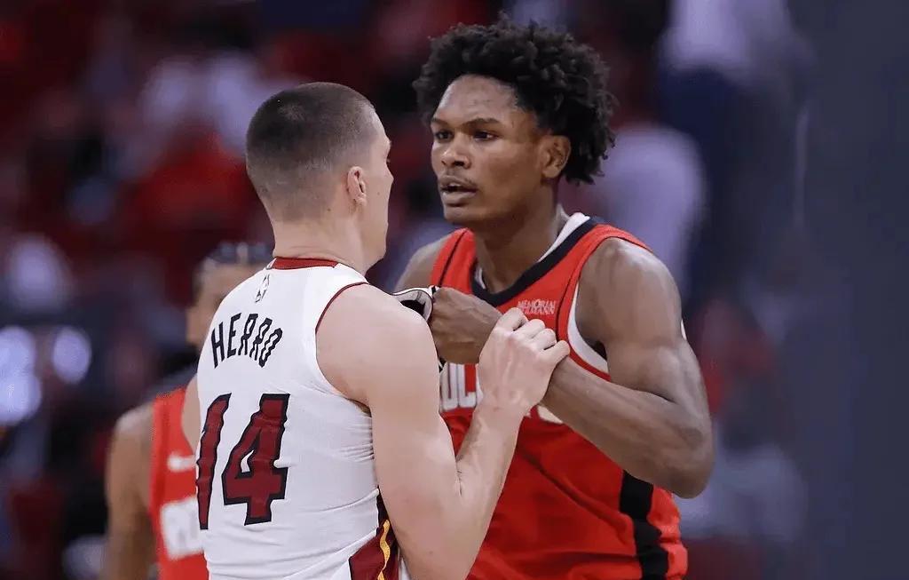 开云体育-情绪激昂！球场上的热火较量