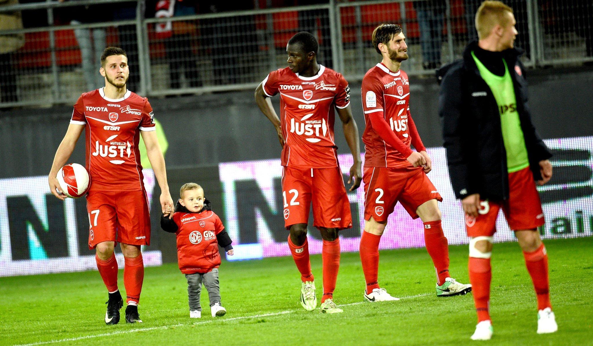 瓦朗谢纳球员表现出色，助球队获得胜利