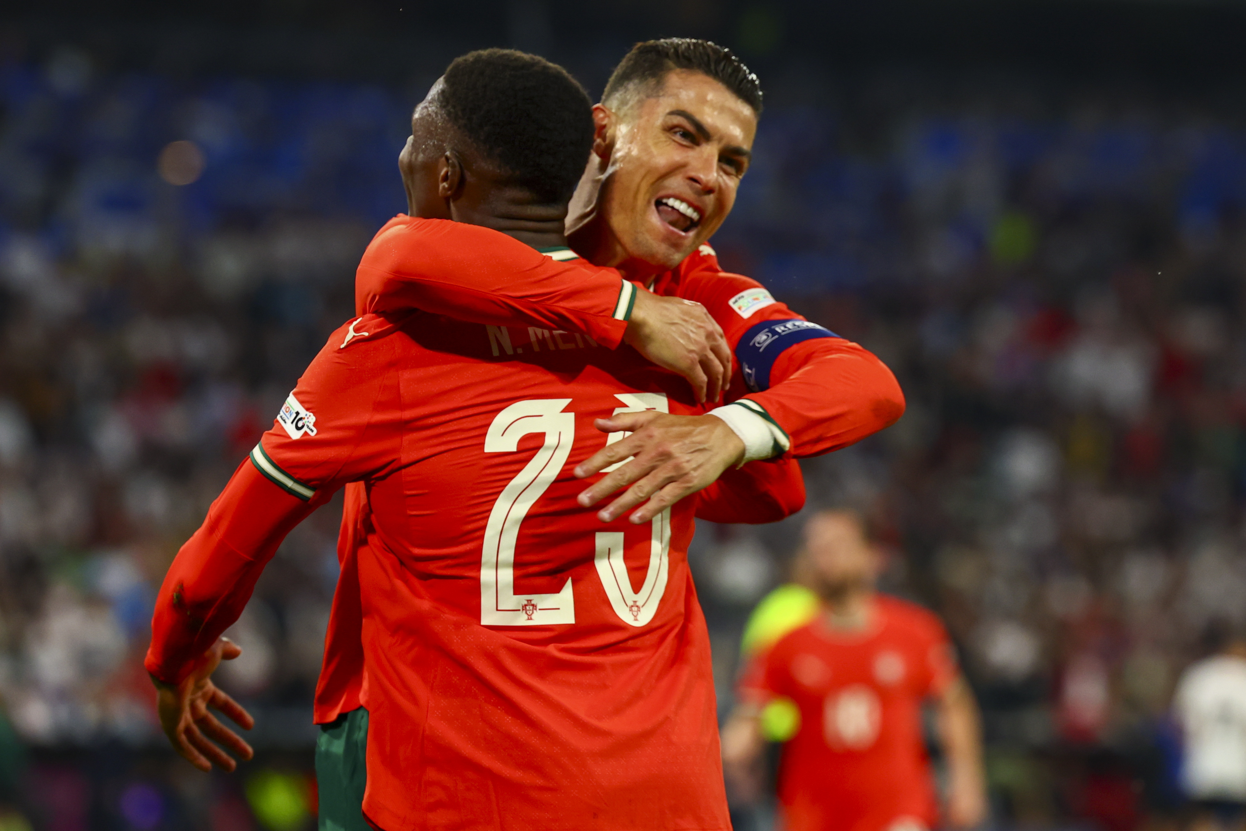 开云体育入口-欧国联比赛的火热氛围吸引了无数球迷前来观赛