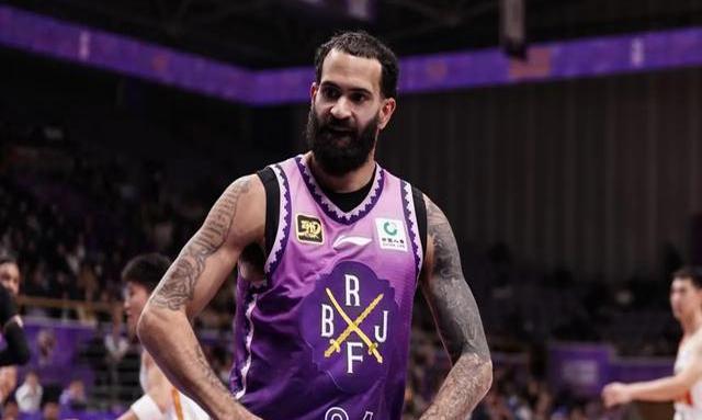 江苏男篮取得胜利，球队士气高涨