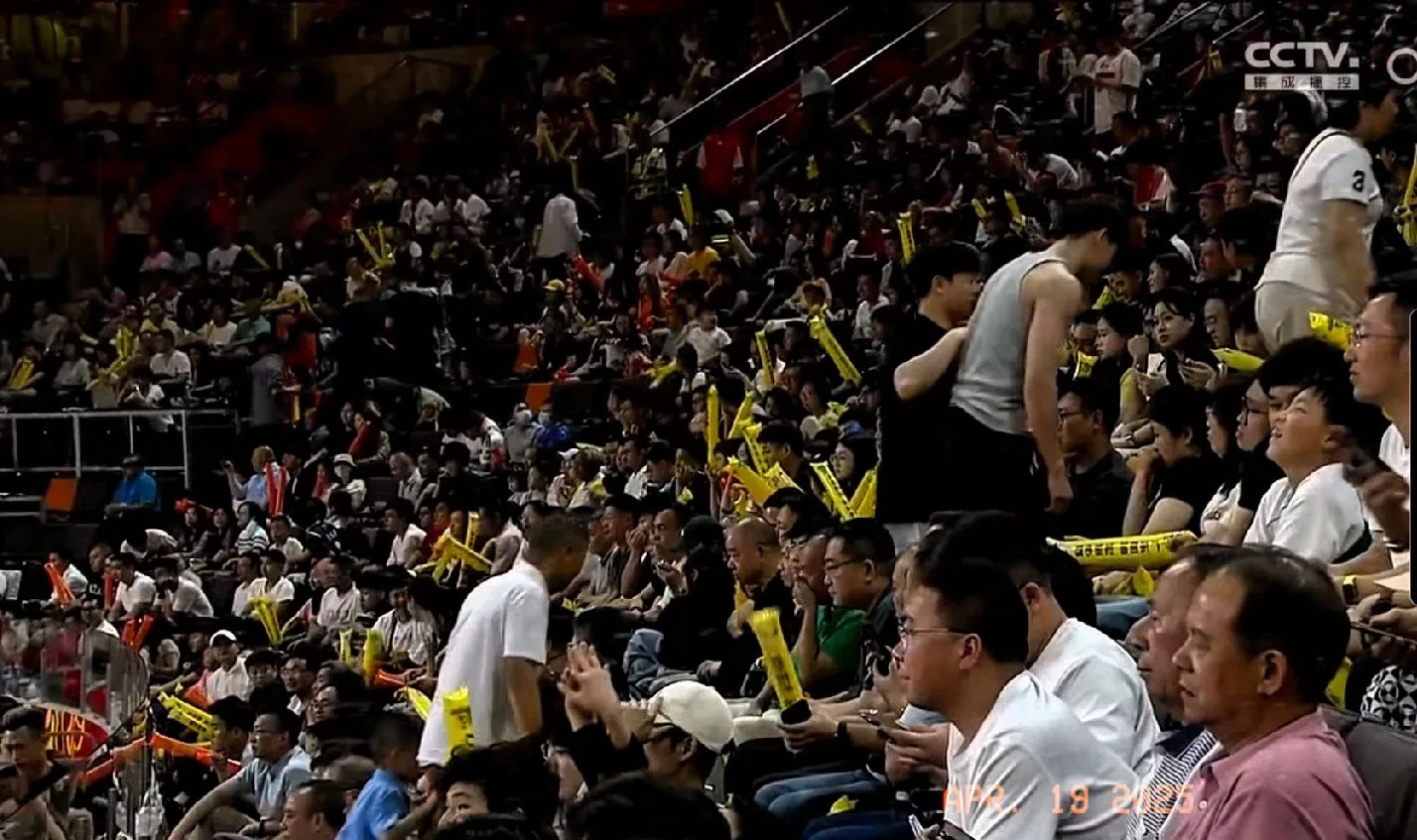 开云APP-比赛现场气氛高涨，球迷们观望未来