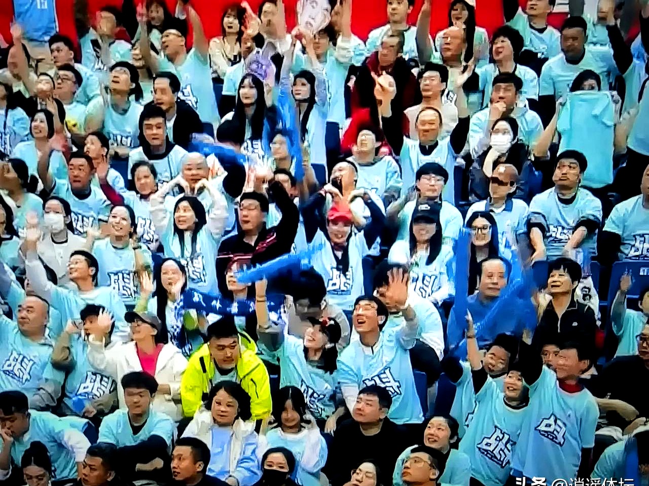 比赛现场气氛高涨，球迷们观望未来