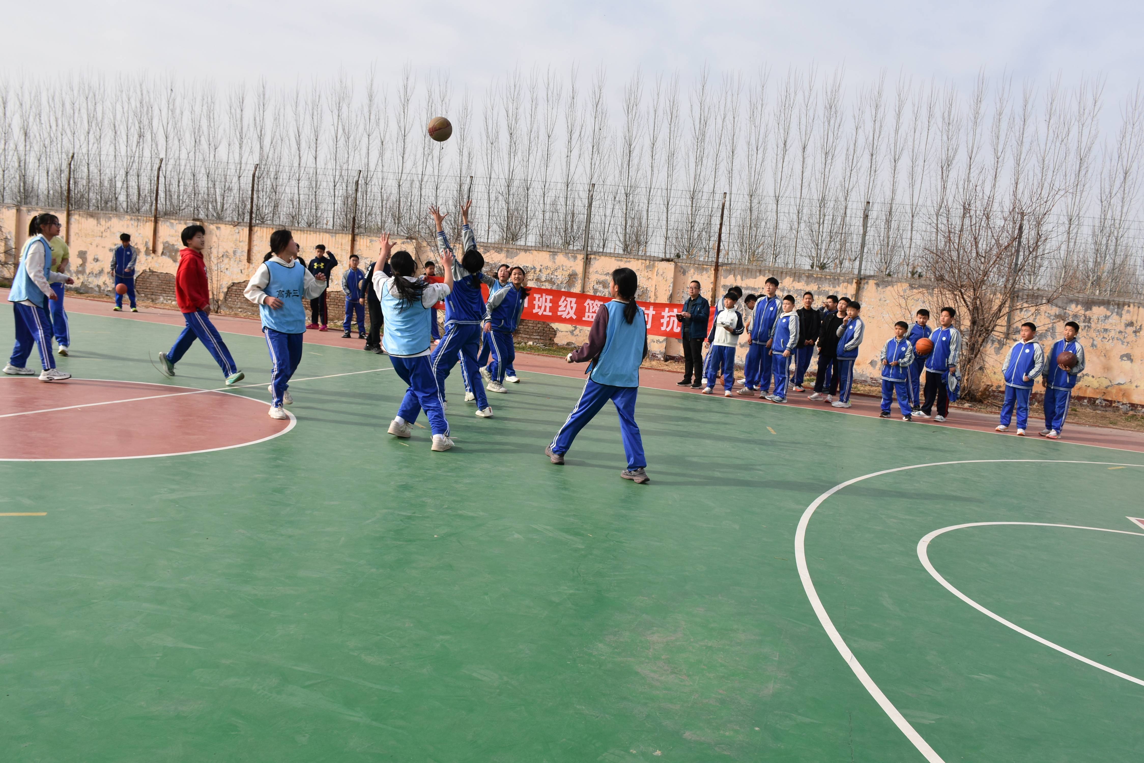 球队内部小组训练，对抗赛产生惊涛骇浪，一触即发的简单介绍