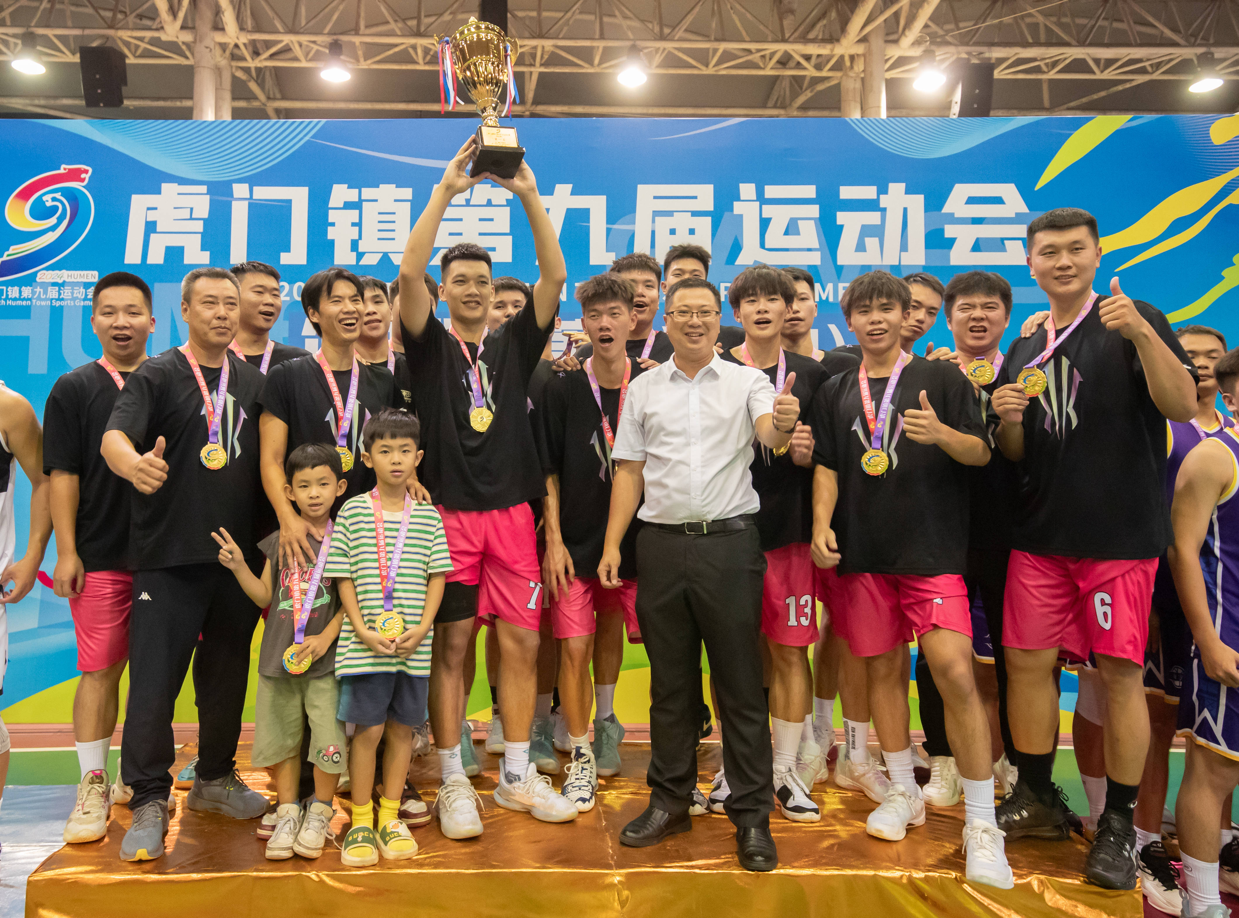 一支强队在男子篮球比赛中大获全胜