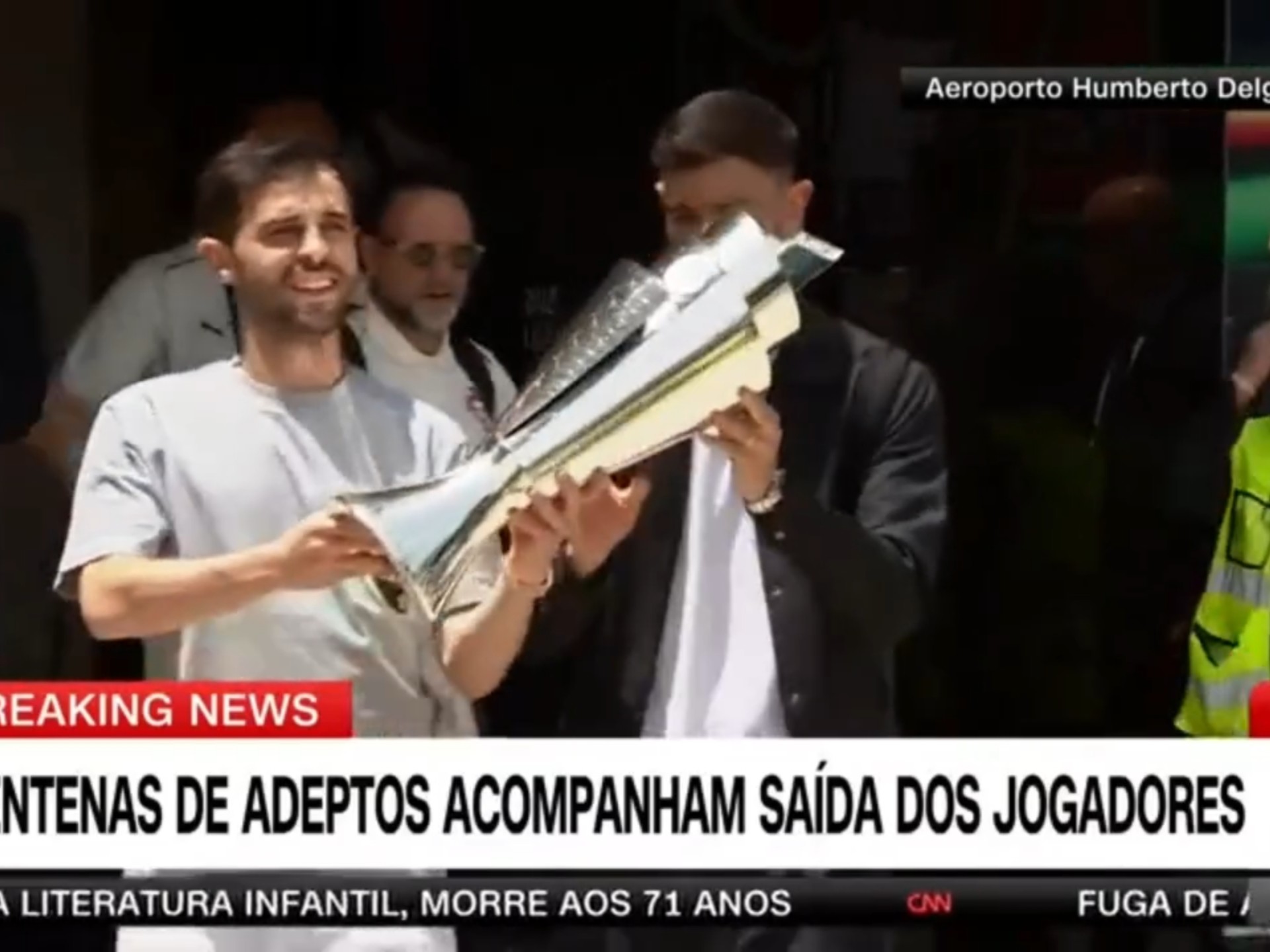 欧国联冠军奖杯现身球场，引发球迷狂热追捧