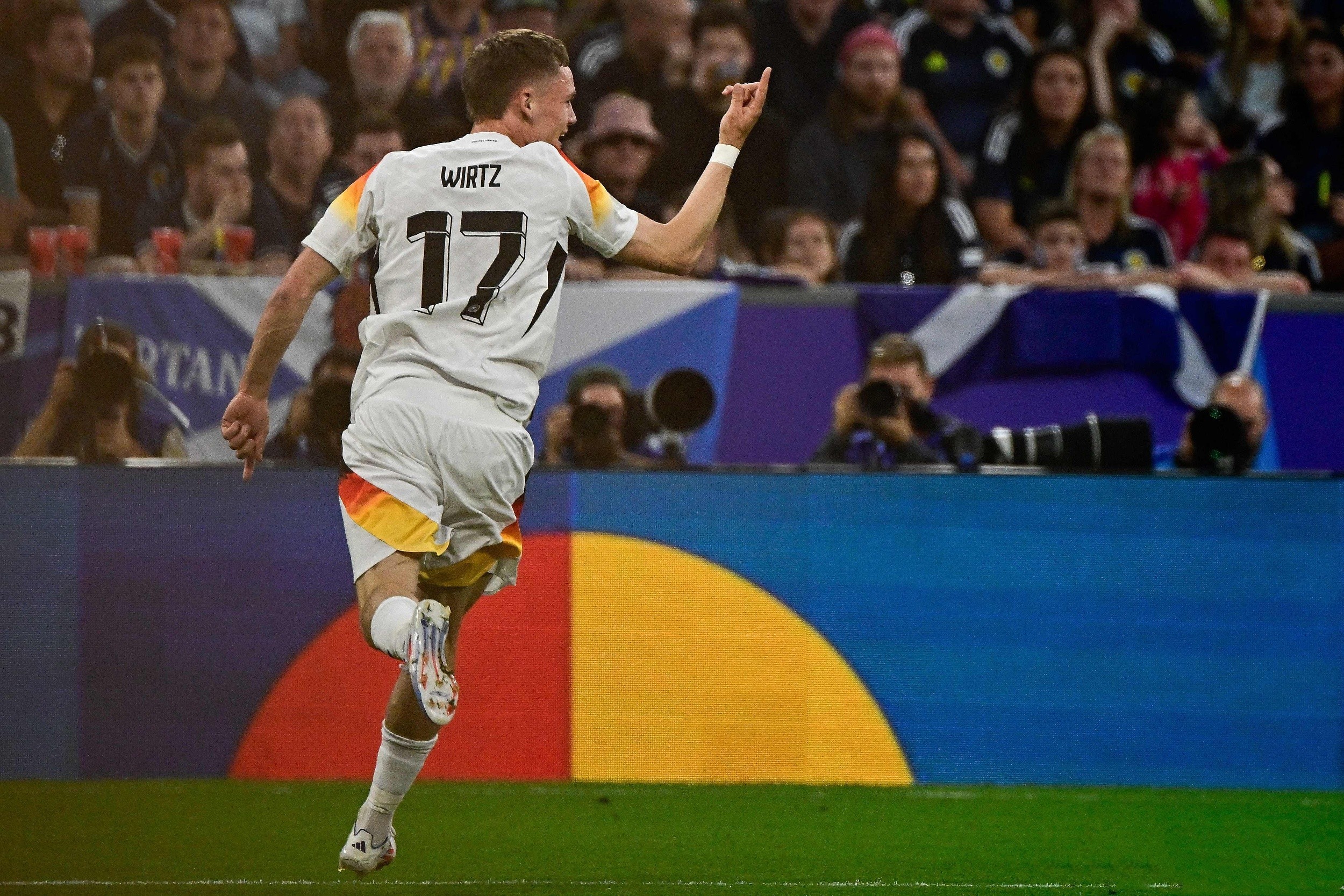 开云体育-华尔士籍球员在英超联赛中大放异彩