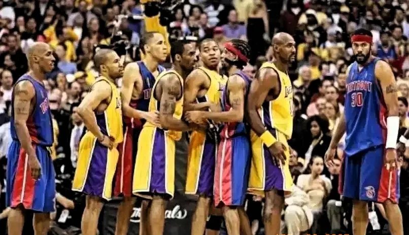 开云体育平台APP-球员之间的对抗呈现出紧张刺激的篮球战