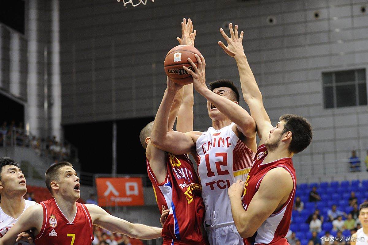 球员之间的对抗呈现出紧张刺激的篮球战