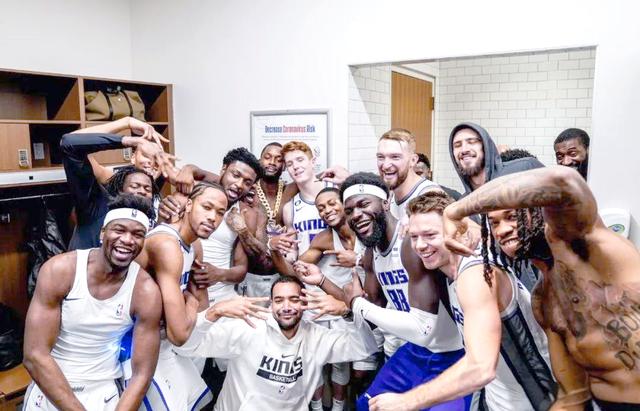 开云下载-黄蜂球员全力为球队拼搏，迎国王取胜