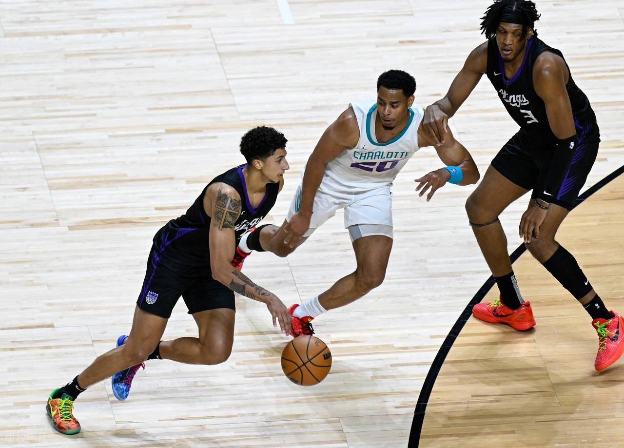 黄蜂球员全力为球队拼搏，迎国王取胜