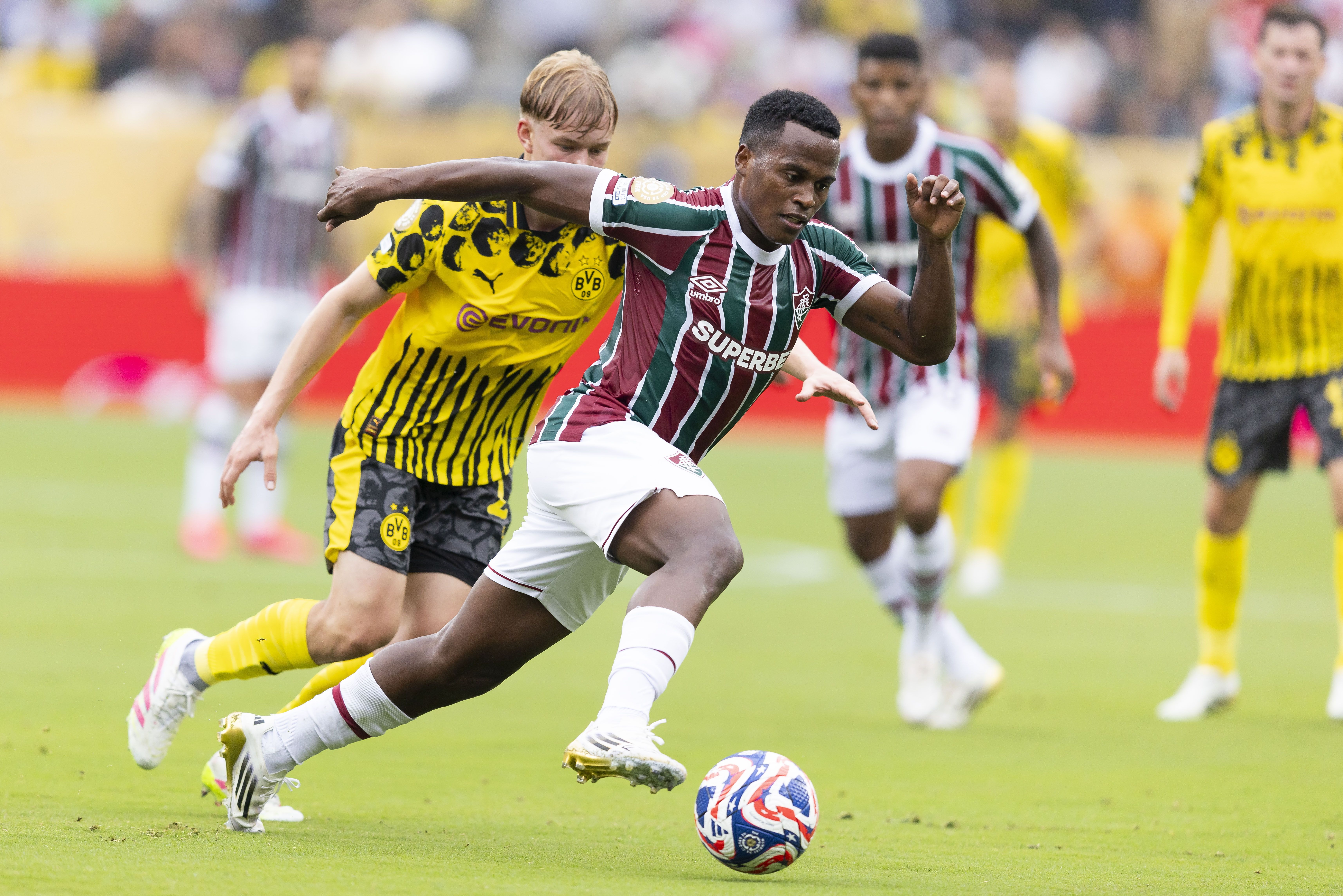 开云体育在线-国际足球比赛场上球员体能不逊色