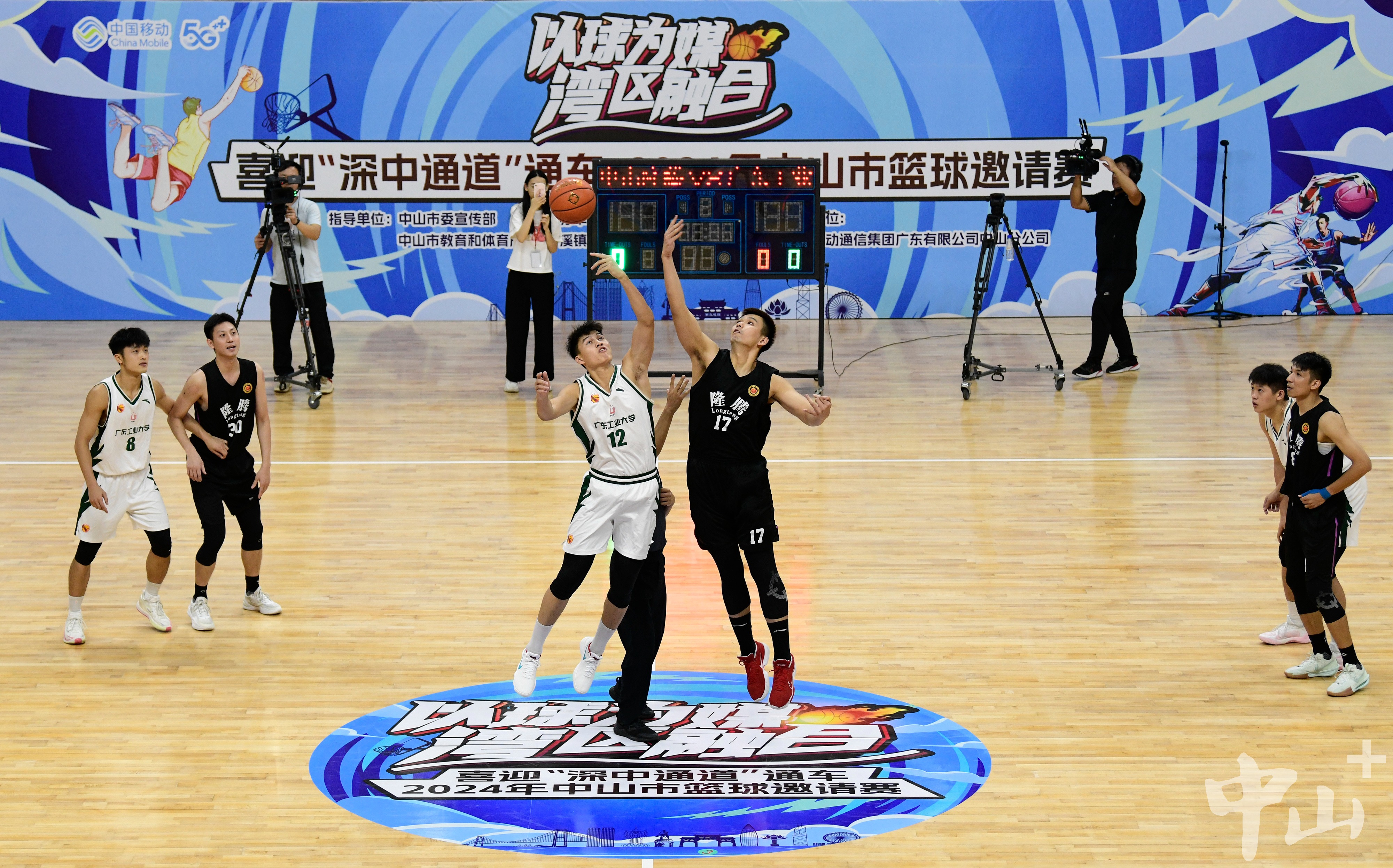 本赛季中国篮球联赛的激烈比拼，球员们拼尽全力的简单介绍