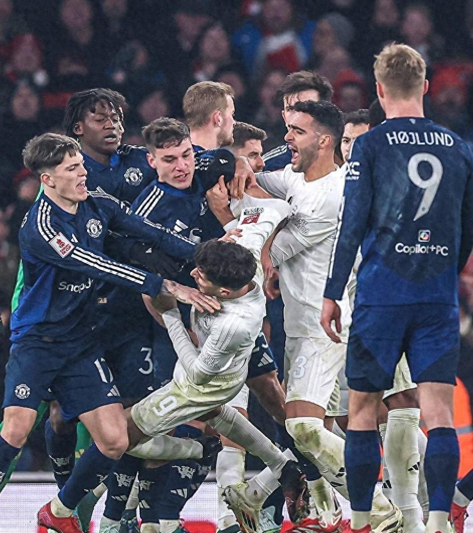 包含卡瓦尼爆发两球，曼联力克对手取得胜利的词条