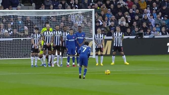 包含切尔西客场难求一胜，争冠形势岌岌可危的词条