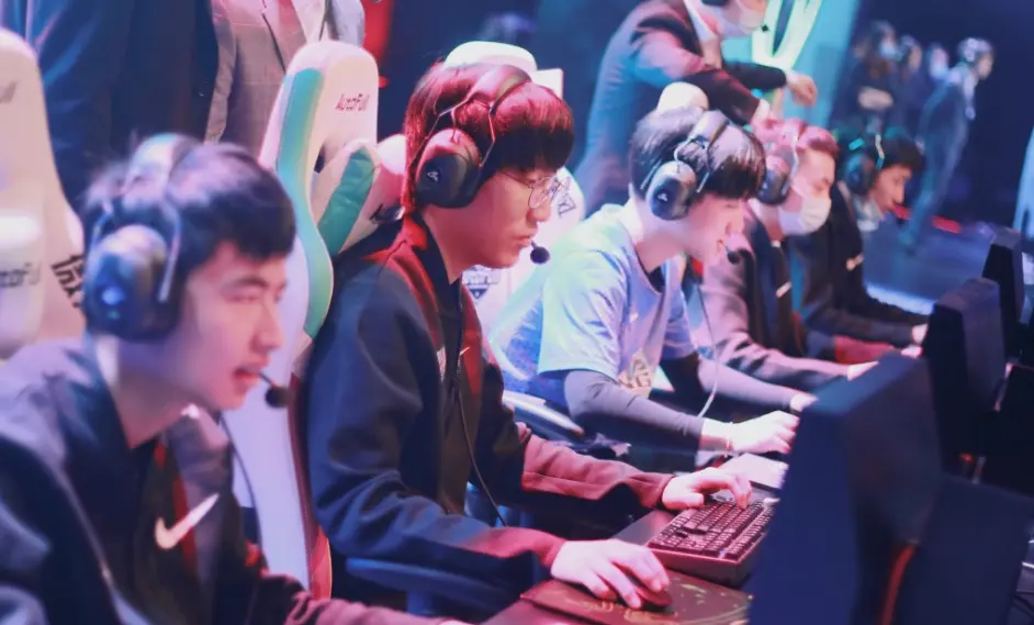 关于HKA鏖战V5，Kanavi线上压制力十足峡谷大战淘汰赛，让粉丝疯狂欢呼的信息