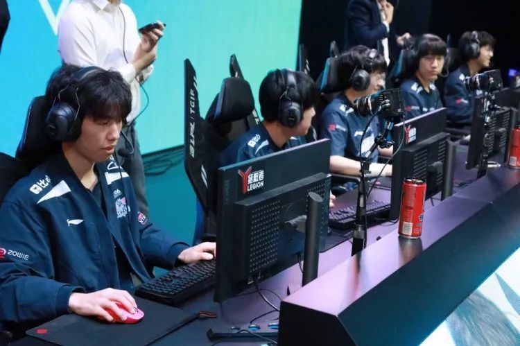 开云体育下载-关于EDG横扫PSG,ShowMaker单局斩获MVP宿敌对决2025世界赛,引爆全场热议的信息