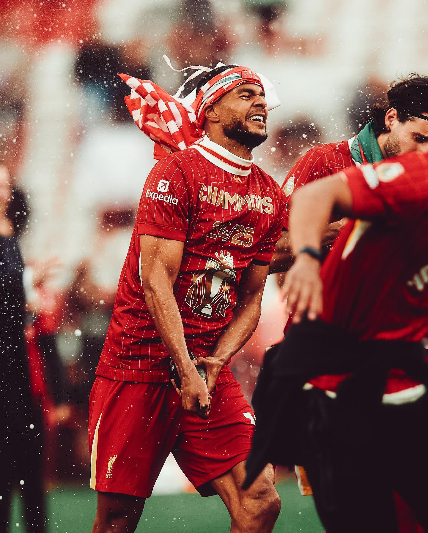 开云体育入口-加拿大足球代表团夺冠,实力逆袭波澜壮阔