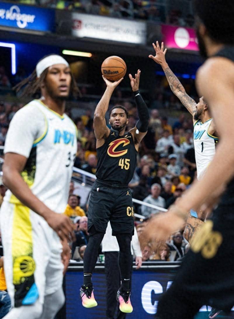 骑士主场遭遇大败，德拉维多瓦重伤