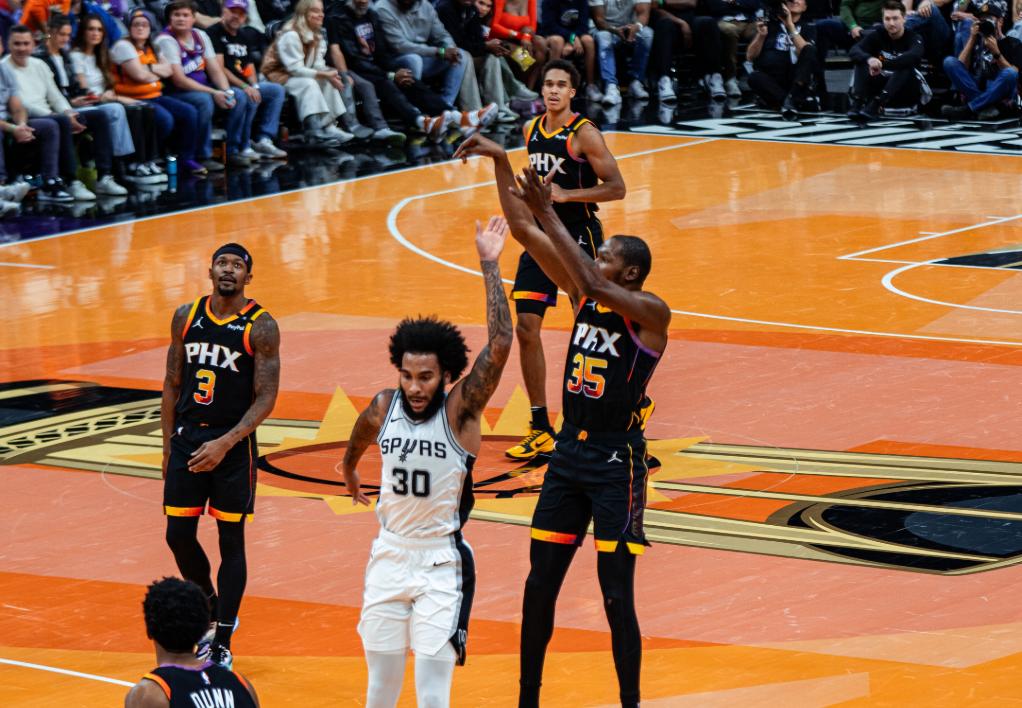 开云体育官网-太阳客场大胜马刺，布克砍下28分