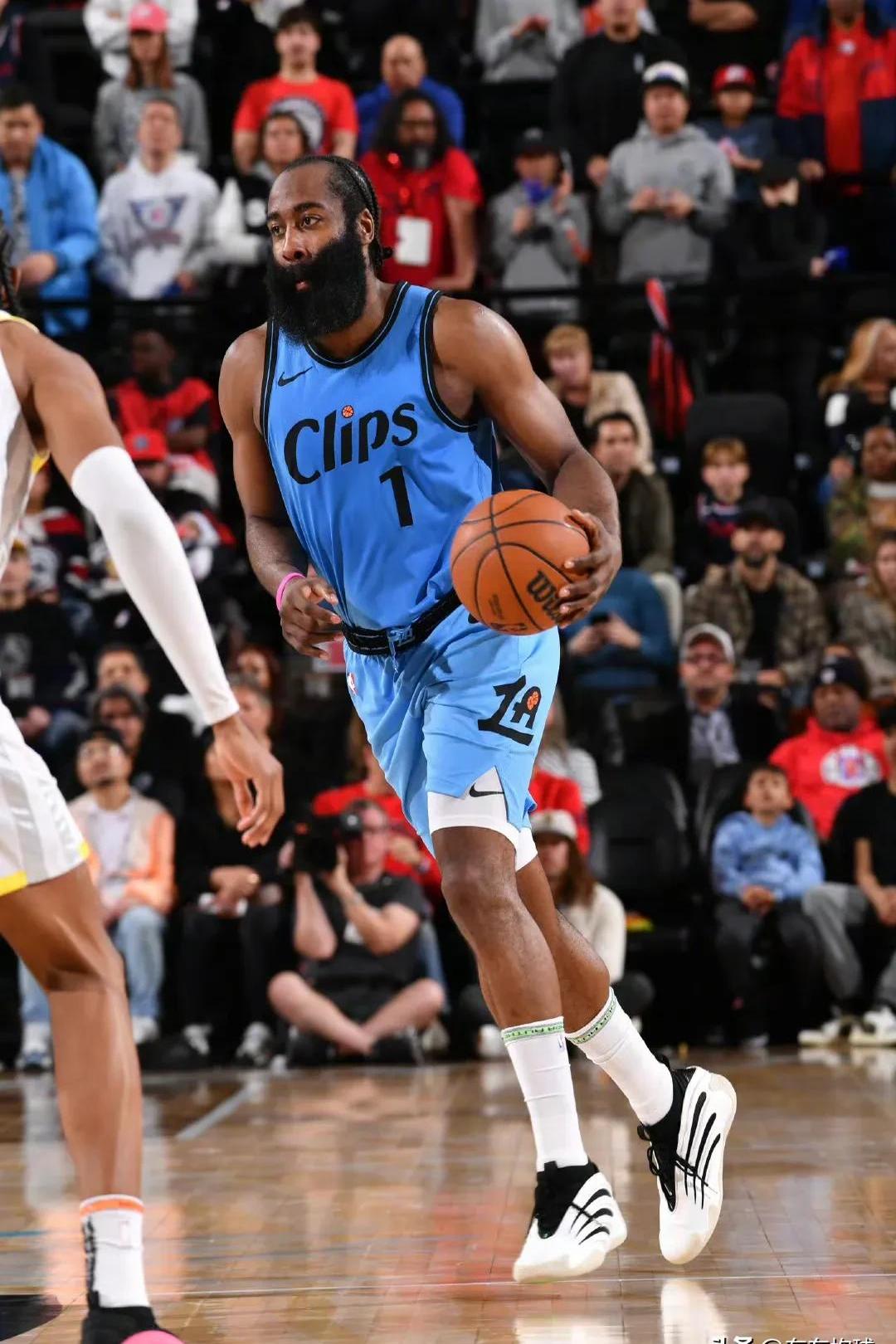 火箭主场击败雷霆，哈登砍下35分