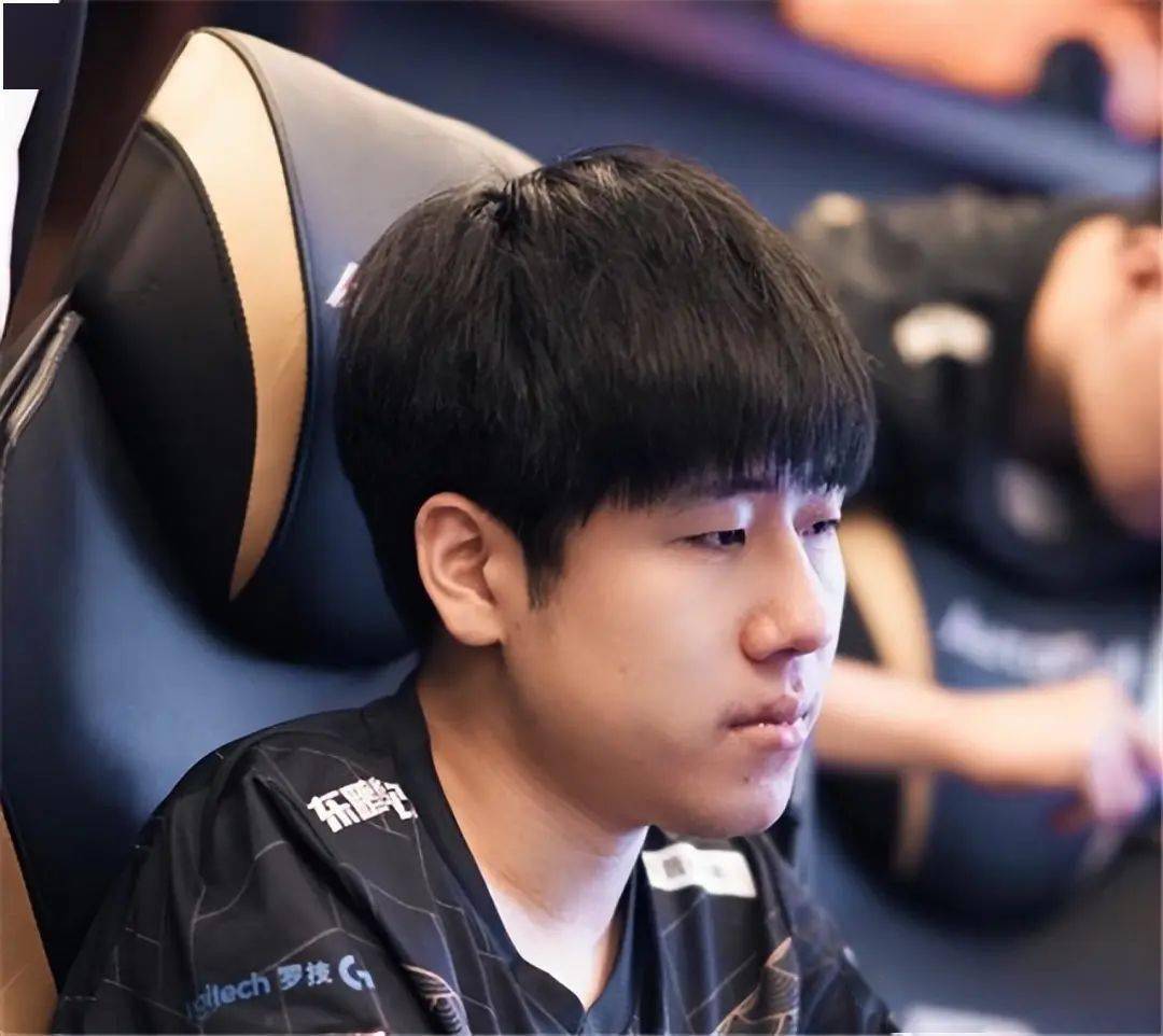 RNG力克WBG，Knight操刀奇招英雄翻盘强强对话四强赛，引爆全场热议