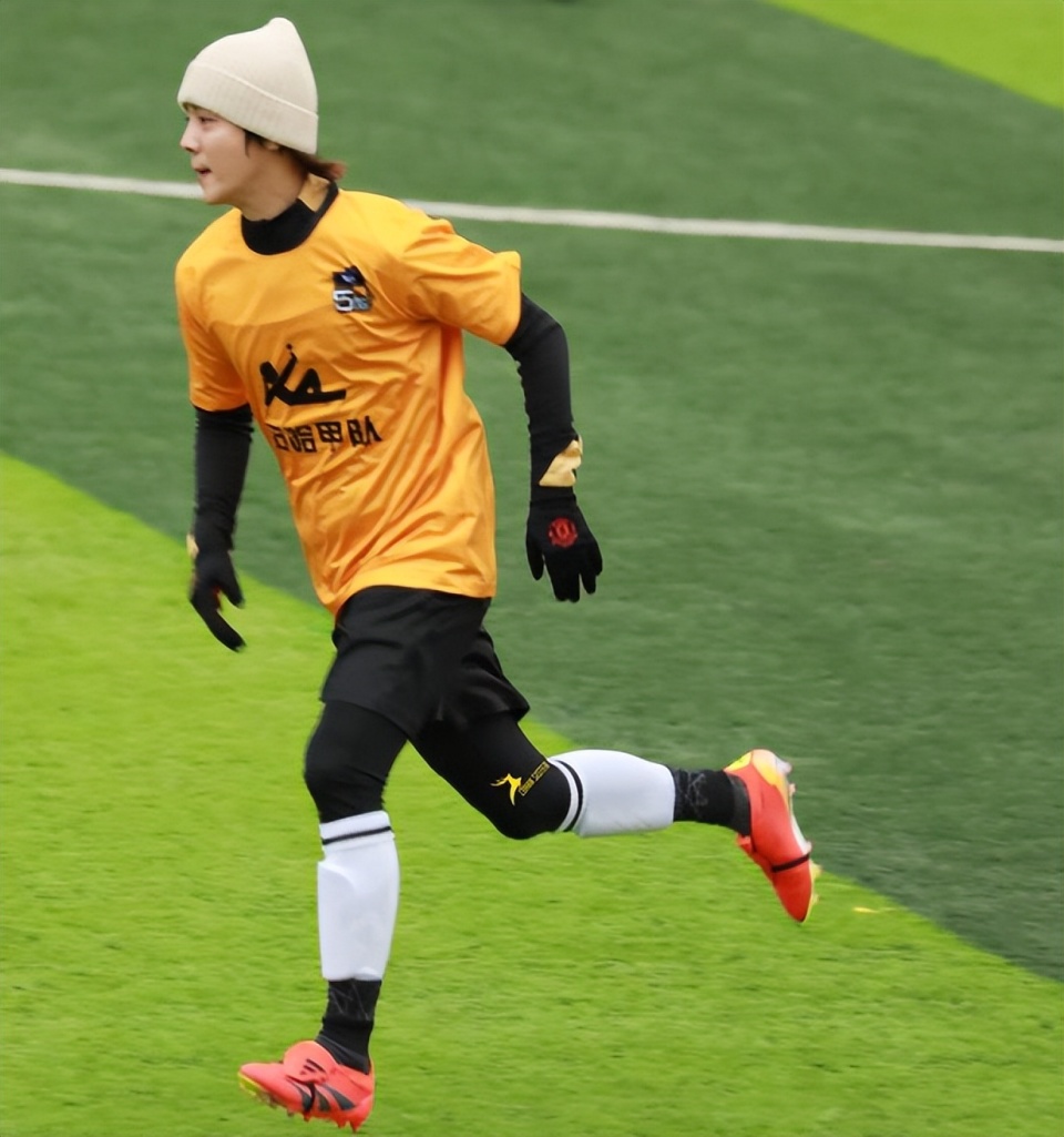 球队士气高涨!球员疯狂庆祝精彩进球 球队士气高涨!球员疯狂庆祝精彩进球