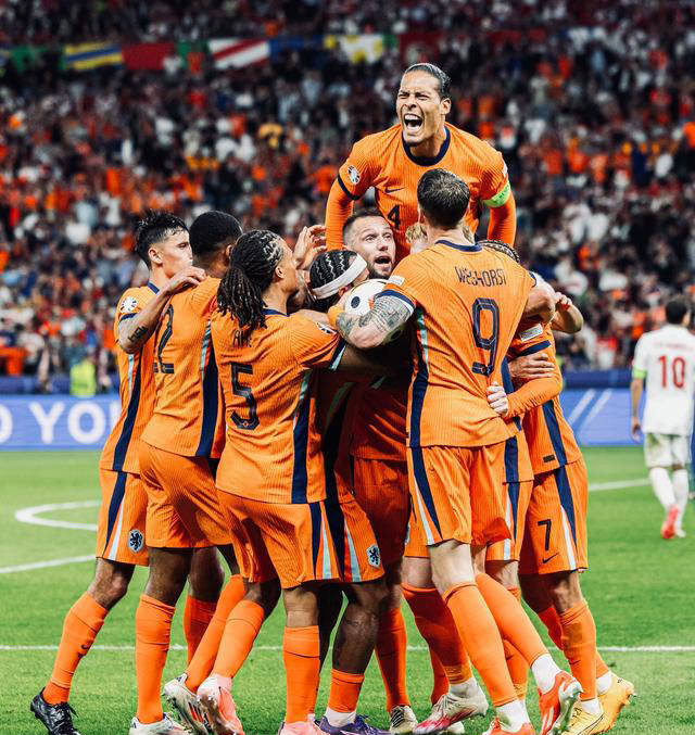 荷兰队突围，晋级欧洲杯八强