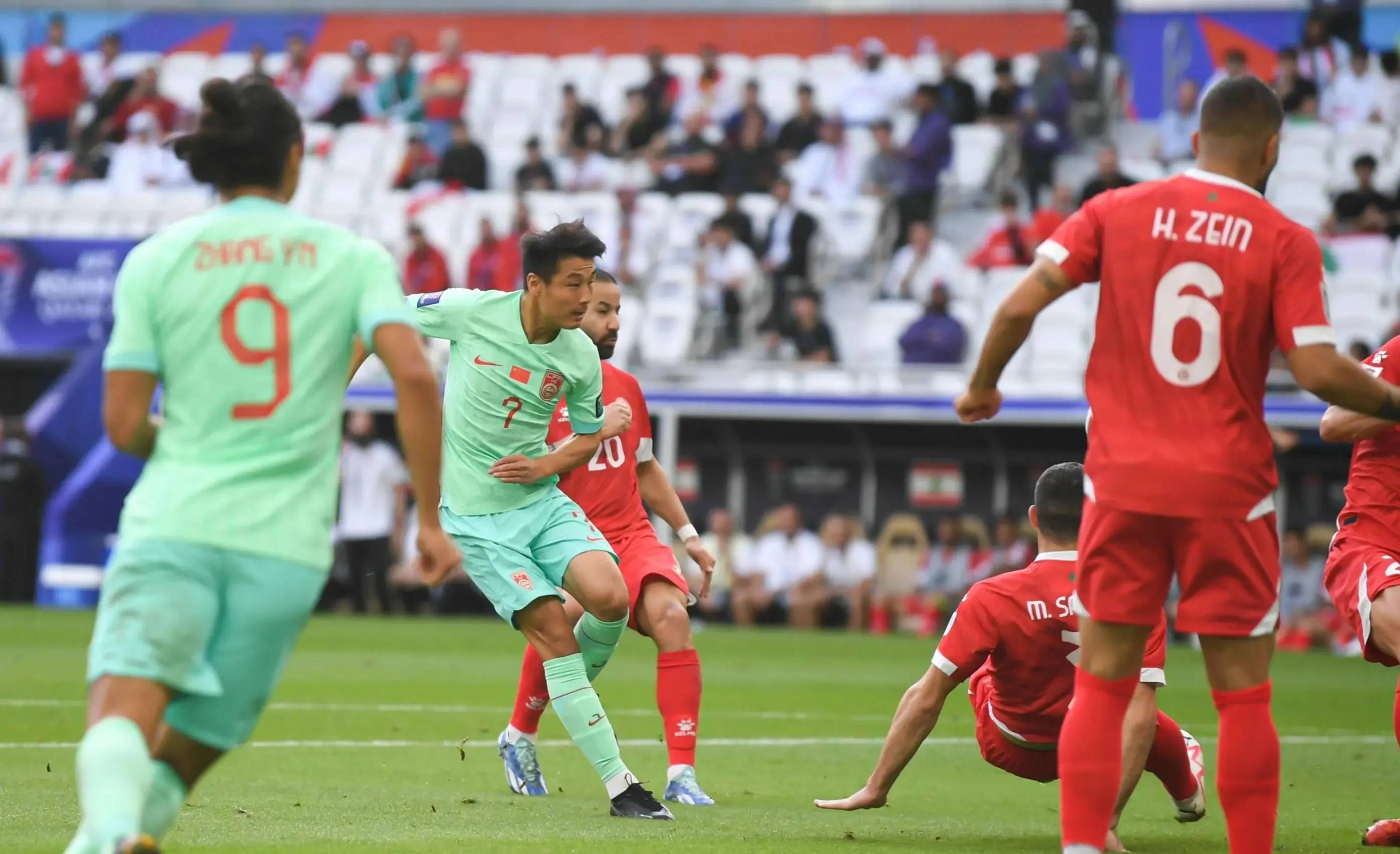 亚洲足球赛事半决决赛上演精彩对决