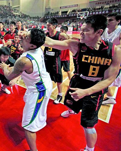 街头纷扰！非洲杯篮球决赛现场爆发冲突事件