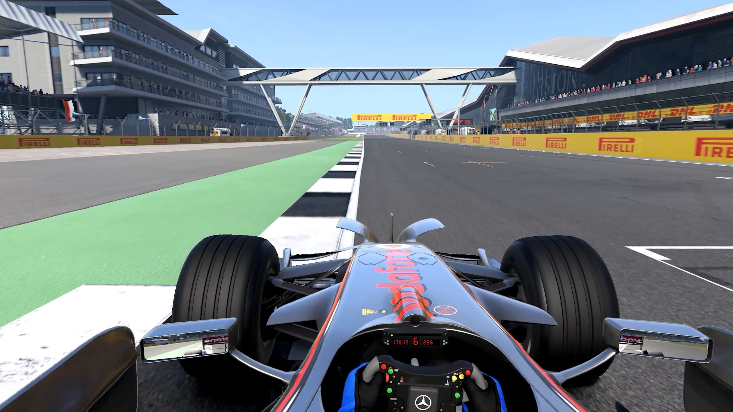 开云体育入口-迈凯伦险胜哈斯车队，塞恩斯高光表现